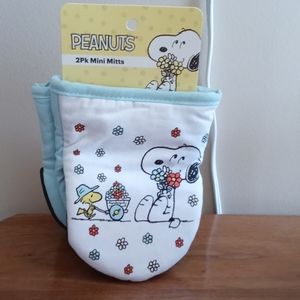 Snoopy oversized mini mitts